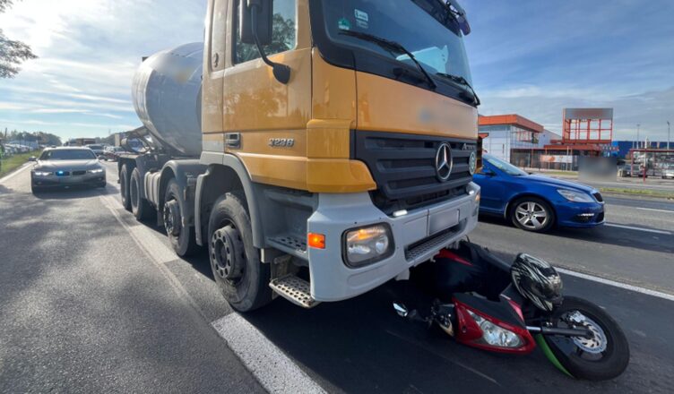 Samochód ciężarowy najechał na tył skutera. 60-latek kierujący jednośladem trafił do szpitala.