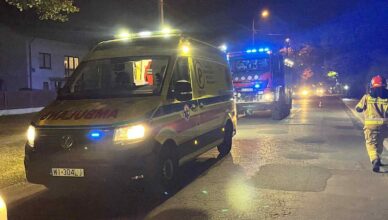 Wypadek w Tłuszczu: samochód osobowy uderzył w drzewo. Interweniowały wszystkie służby ratunkowe