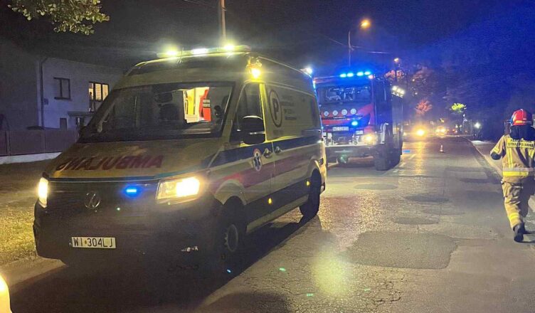 Wypadek w Tłuszczu: samochód osobowy uderzył w drzewo. Interweniowały wszystkie służby ratunkowe