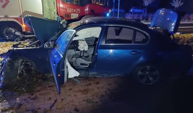 Wypadek w Wołominie. Samochód uderzył w drzewo, jedna osoba ranna