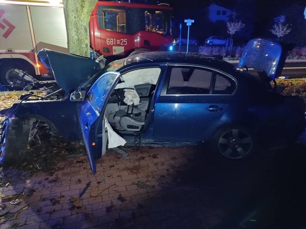 Wypadek w Wołominie. Samochód uderzył w drzewo, jedna osoba ranna