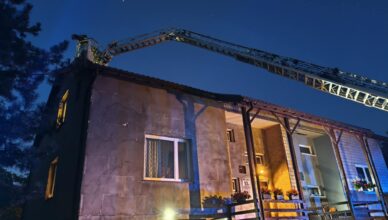 Pożar sadzy w kominie. Sprawna akcja straży pożarnej zapobiegła zagrożeniu.