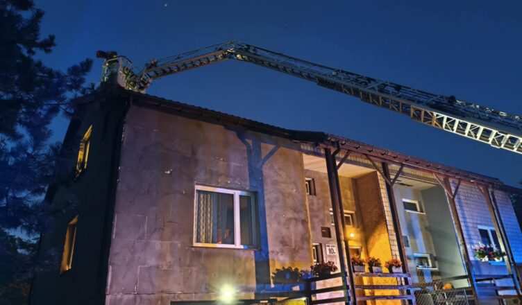 Pożar sadzy w kominie. Sprawna akcja straży pożarnej zapobiegła zagrożeniu.