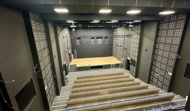 Tłuszcz - Profesjonalna sala kinowa coraz bliżej!