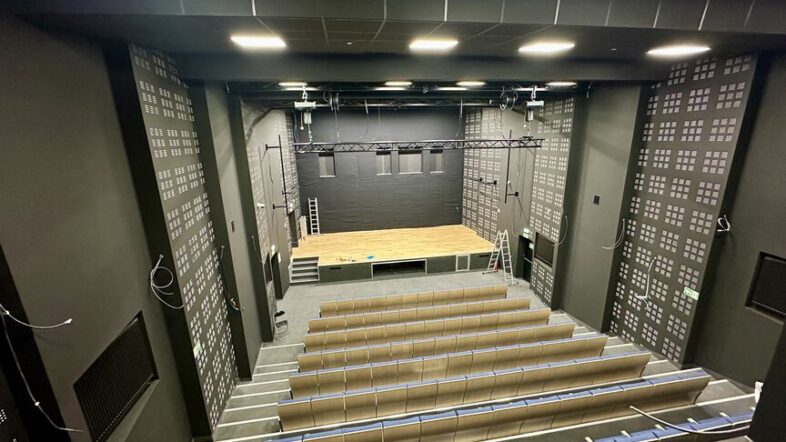 Tłuszcz - Profesjonalna sala kinowa coraz bliżej!