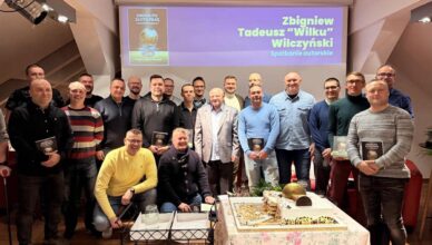 Wołomin świętuje historię Siódemki – wyjątkowy wieczór autorski Zbigniewa Wilczyńskiego „Droga po Złotą Piłkę” – wielkie spotkanie pokoleń wołomińskiego futbolu