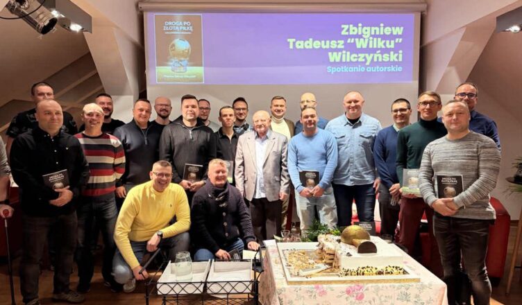 Wołomin świętuje historię Siódemki – wyjątkowy wieczór autorski Zbigniewa Wilczyńskiego „Droga po Złotą Piłkę” – wielkie spotkanie pokoleń wołomińskiego futbolu