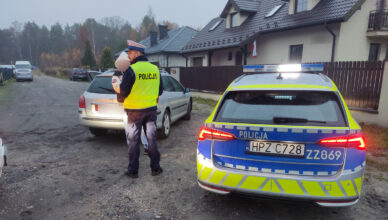 Pościg za kierowcą, który nie zatrzymał się do kontroli – cofnięte uprawnienia i kolizja