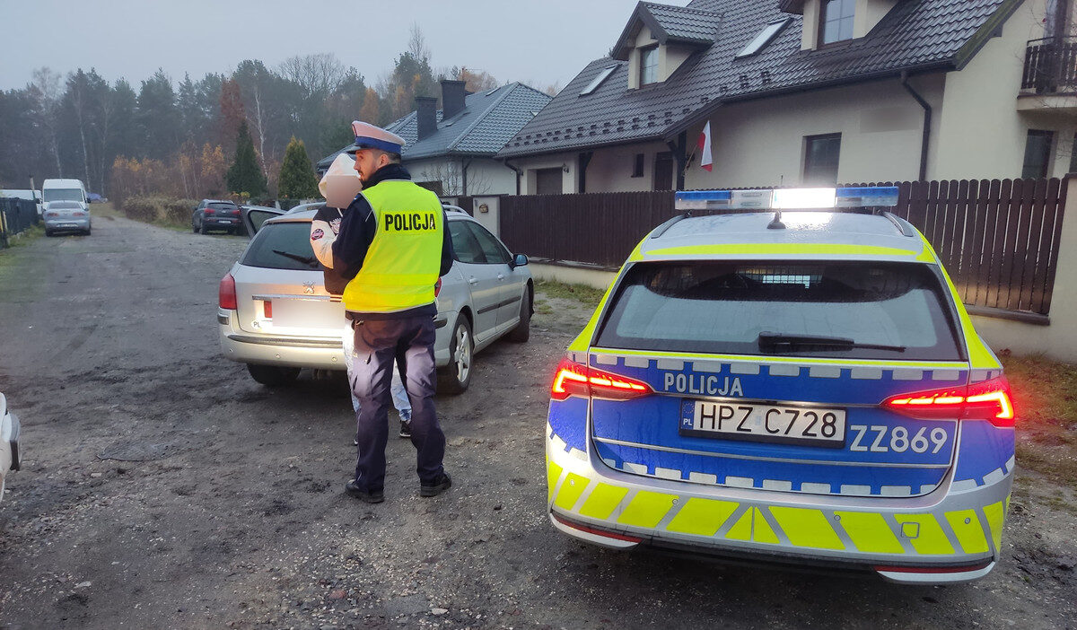Pościg za kierowcą, który nie zatrzymał się do kontroli – cofnięte uprawnienia i kolizja