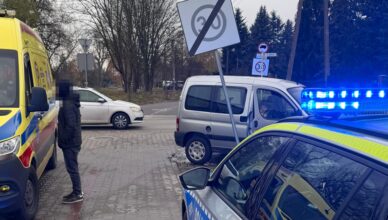 Ona przewróciła się na chodniku, on przyjechał pomóc po wypadku.. był pijany