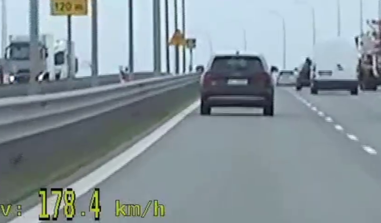 Okazało się, że szybka jazda i pośpiech towarzyszą mężczyźnie nie od dziś!