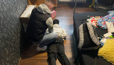 Operacyjni z Pragi Północ zatrzymali grupę oszustów - siedmiu obcokrajowców zostało tymczasowo aresztowanych