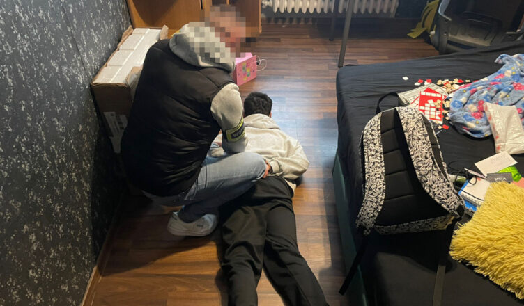 Operacyjni z Pragi Północ zatrzymali grupę oszustów - siedmiu obcokrajowców zostało tymczasowo aresztowanych