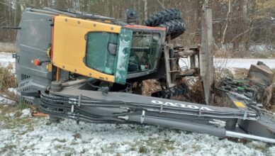 Pijany kierowca koparki doprowadził do zdarzenia drogowego i próbował ukryć się w lesie