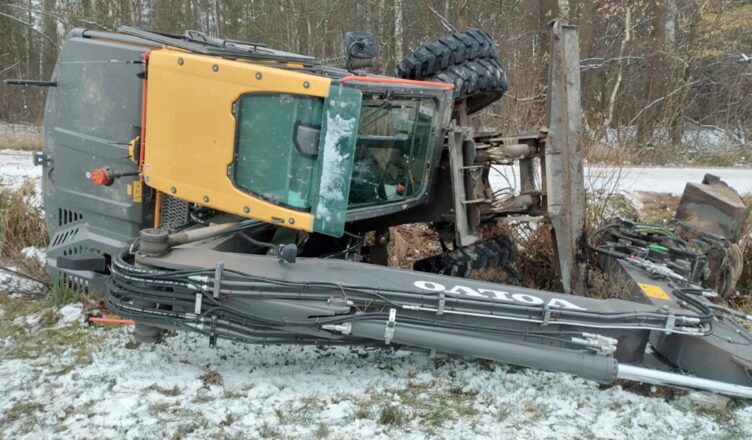 Pijany kierowca koparki doprowadził do zdarzenia drogowego i próbował ukryć się w lesie