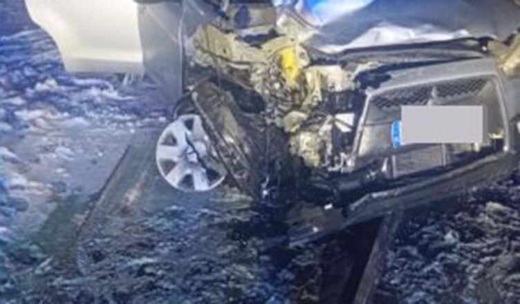 Poważne zderzenie osobówek - jedna osoba trafiła do szpitala