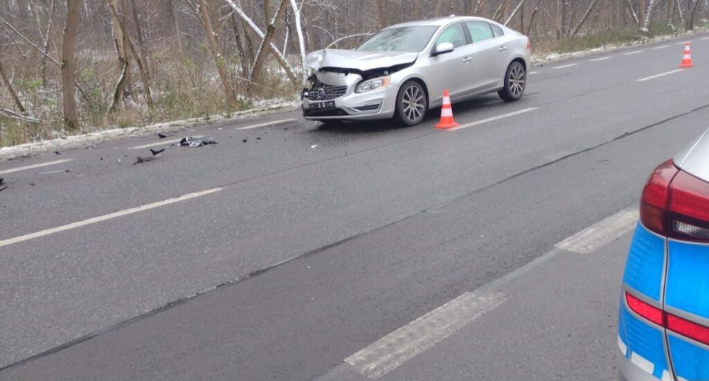 Kolejne najechanie na tył - jazda na „zderzaku”, bądź z „nosem” w telefonie, to częste przyczyny kolizji!