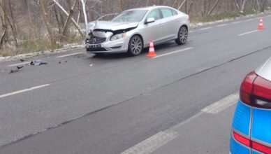 Kolejne najechanie na tył - jazda na „zderzaku”, bądź z „nosem” w telefonie, to częste przyczyny kolizji!