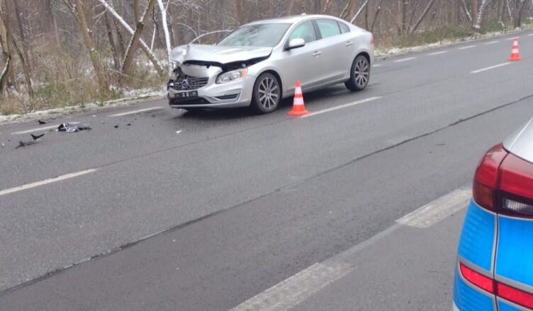 Kolejne najechanie na tył - jazda na „zderzaku”, bądź z „nosem” w telefonie, to częste przyczyny kolizji!