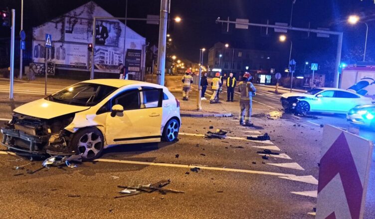 Zderzenie dwóch pojazdów na skrzyżowaniu