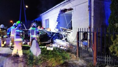 18-latek wjechał samochodem w dom