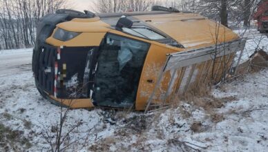 Bus dostawczy w rowie. Uwaga kierowcy. Trudne warunki na drogach.