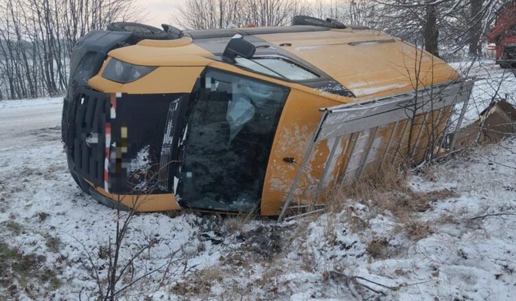 Bus dostawczy w rowie. Uwaga kierowcy. Trudne warunki na drogach.