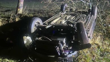 Dachowanie w Karolewie - dwie osoby trafiły do szpitala