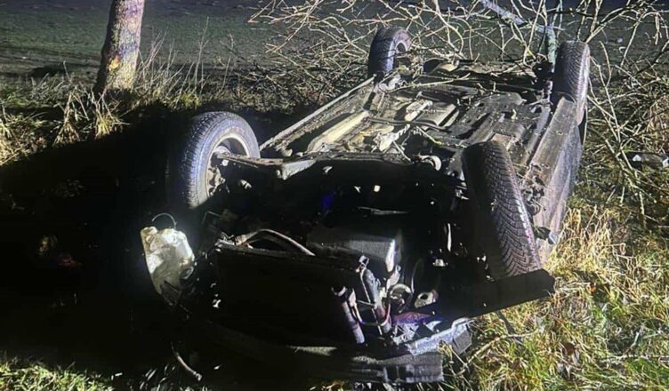 Dachowanie w Karolewie - dwie osoby trafiły do szpitala