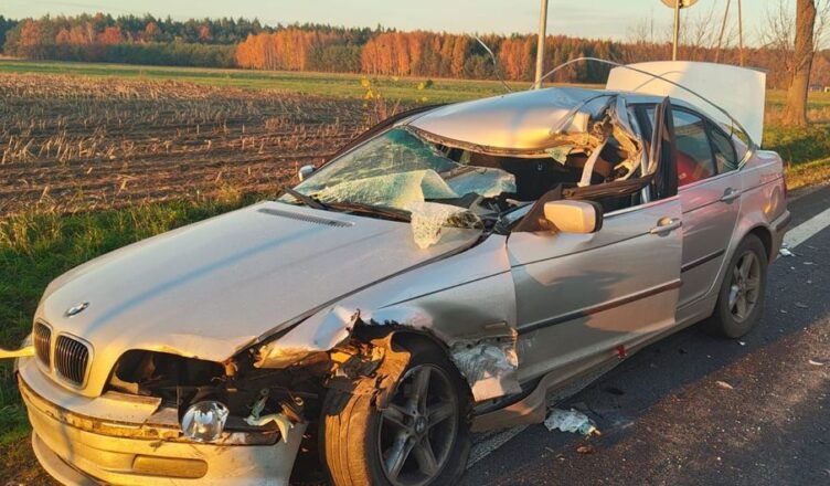 Zderzenie BMW z ciężarówką na krajowej 60. Jedna osoba trafiła do szpitala