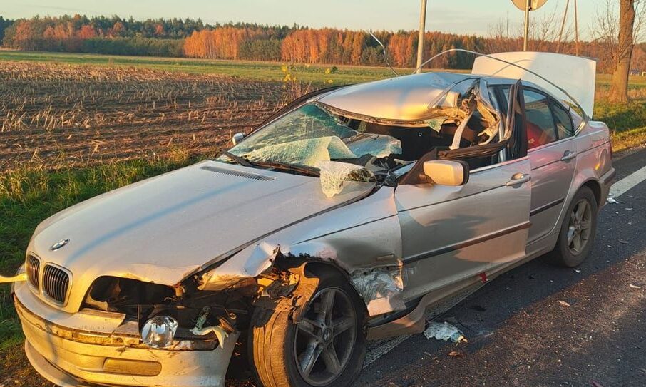 Zderzenie BMW z ciężarówką na krajowej 60. Jedna osoba trafiła do szpitala