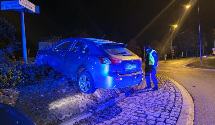 Nietrzeźwy obywatel Ukrainy zakończył podróż na rondzie
