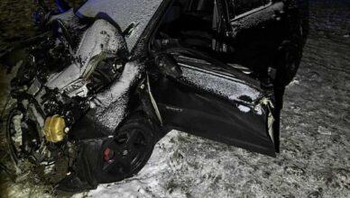 Zderzenie czołowe osobówek. Trzy osoby zostały odwiezione do szpitala