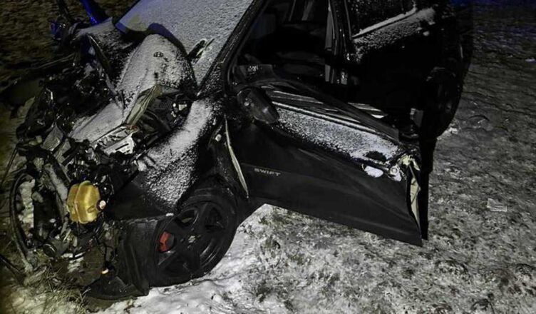 Zderzenie czołowe osobówek. Trzy osoby zostały odwiezione do szpitala