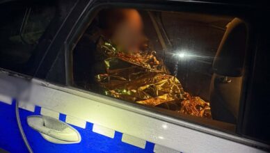 Czujność zgłaszającego zapobiegła tragedii – policjanci ratują wyziębionego mężczyznę