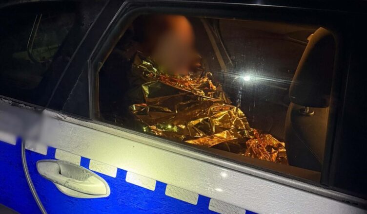 Czujność zgłaszającego zapobiegła tragedii – policjanci ratują wyziębionego mężczyznę