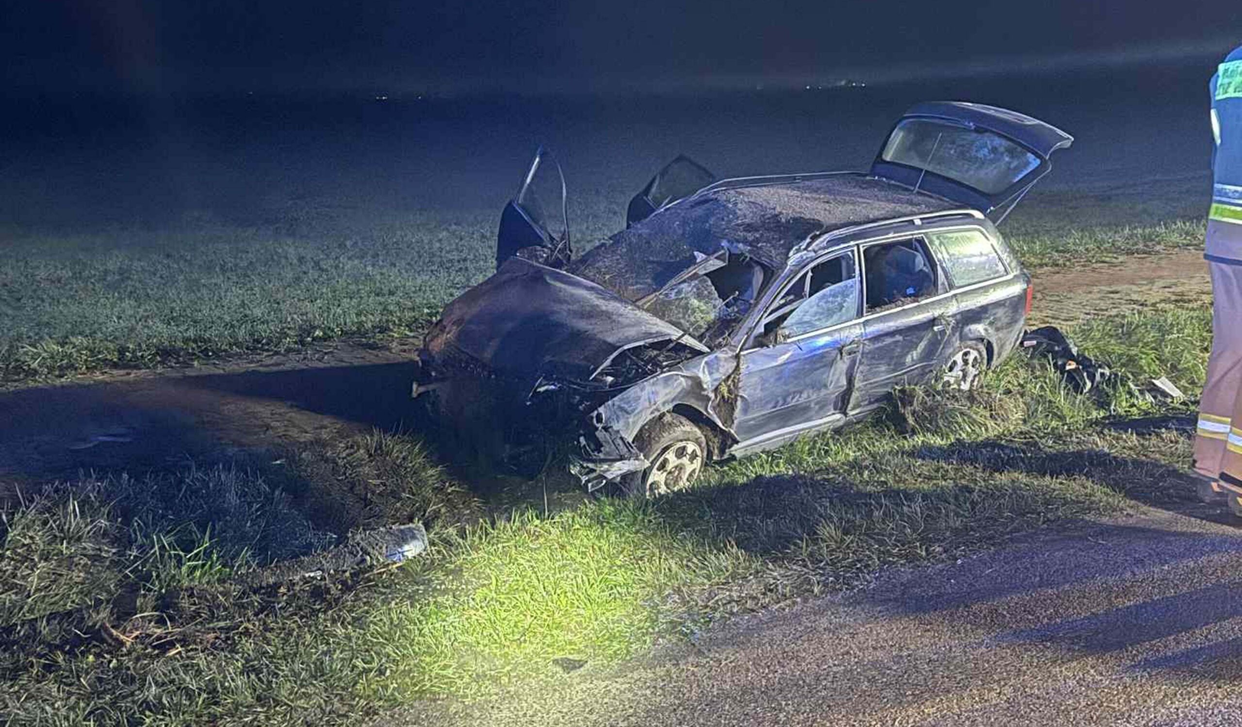 17-latek stracił panowanie autem i wjechał do rowu. Do szpitala trafiło czworo nieletnich. Wszyscy byli nietrzeźwi.