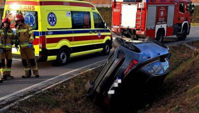 15-latek zabrał auto rodzicom. Audi, którym kierował zakończyło jazdę w rowie.