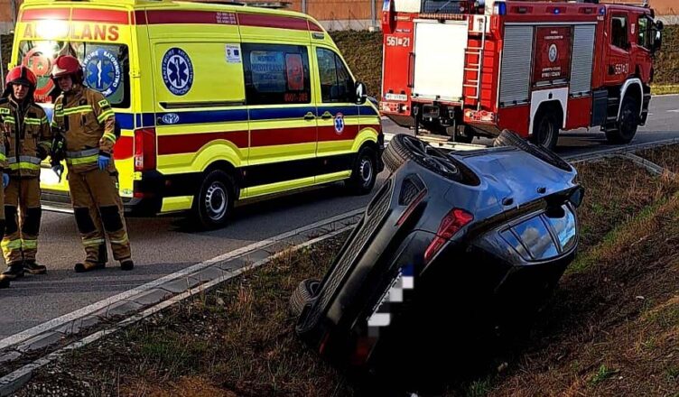 15-latek zabrał auto rodzicom. Audi, którym kierował zakończyło jazdę w rowie.