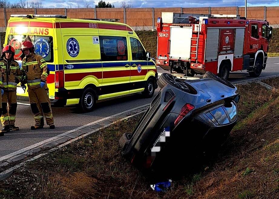 15-latek zabrał auto rodzicom. Audi, którym kierował zakończyło jazdę w rowie.