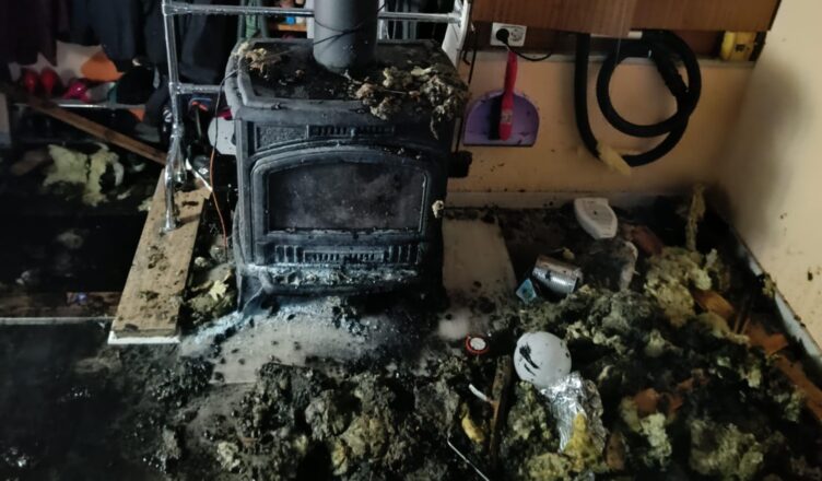 Pożar domku letniskowego w Kałuszynie. Spaleniu uległa część dachu