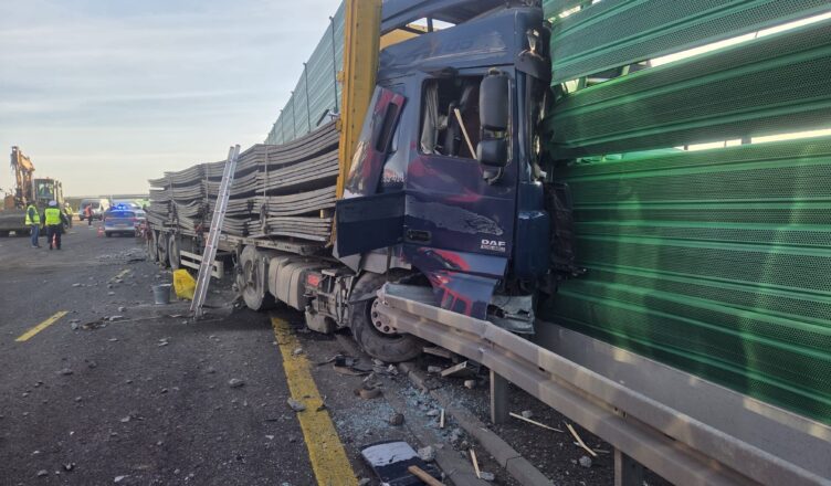 Na trasie S7 ciężarówka wjechał w bariery. W pojeździe przewożącym betonowe płyty wystrzeliła opona.