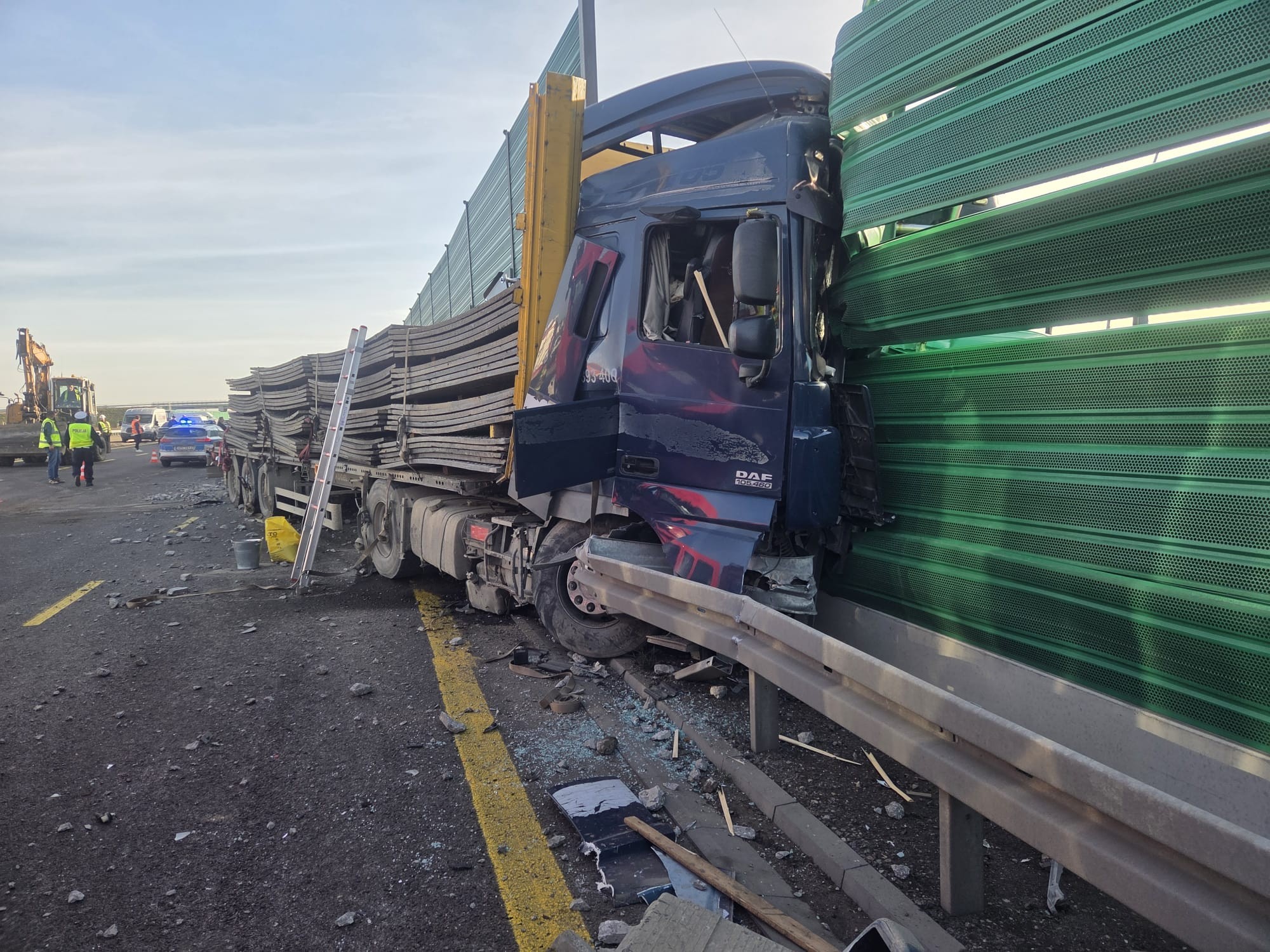 Na trasie S7 ciężarówka wjechał w bariery. W pojeździe przewożącym betonowe płyty wystrzeliła opona.