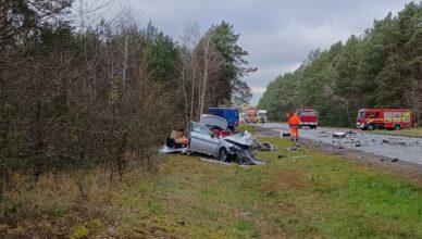 Czołowe zderzenie ciężarówki z osobówką na DK60