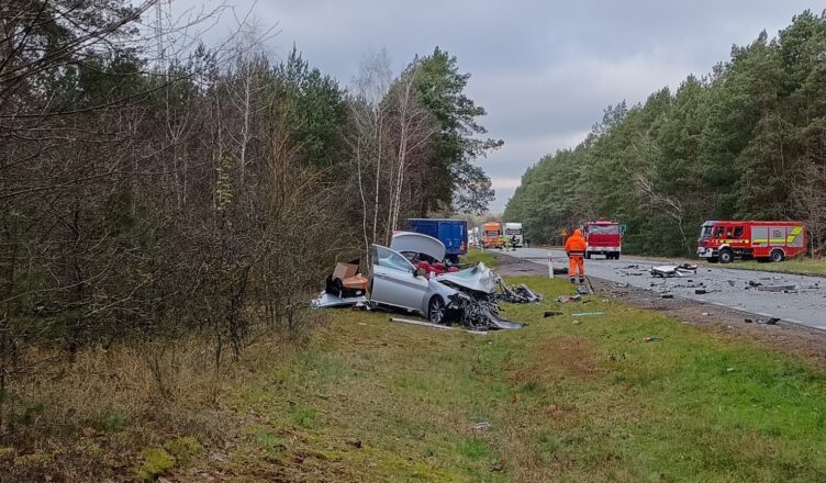 Czołowe zderzenie ciężarówki z osobówką na DK60