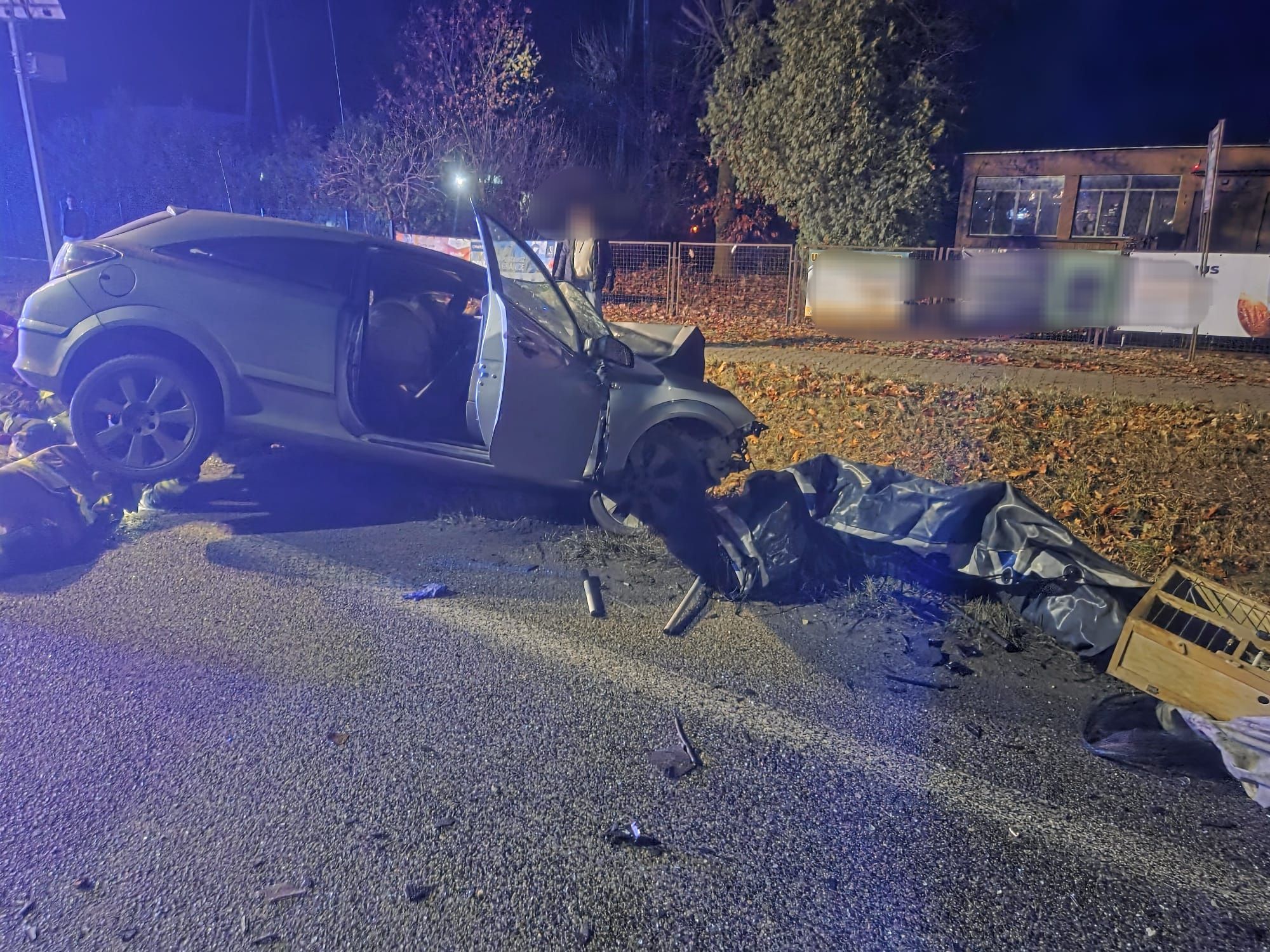 Czołowe zderzenie samochodu osobowego z ciężarówką. Zginął 22-latek.