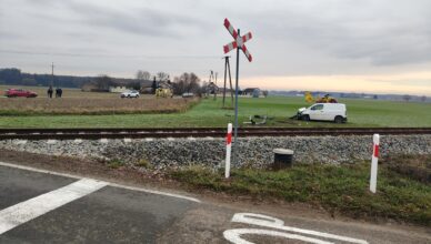 Zderzenie dostawczaka z szynobusem. Na pomoc wezwano LPR.