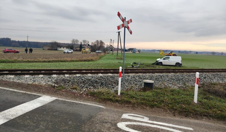 Zderzenie dostawczaka z szynobusem. Na pomoc wezwano LPR.