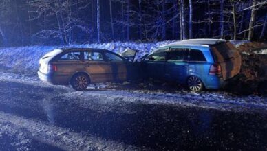 Czołowe zderzenie dwóch osobówek. 7 osób rannych, w tym czworo dzieci.