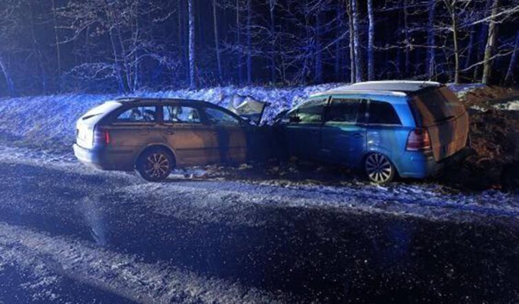 Czołowe zderzenie dwóch osobówek. 7 osób rannych, w tym czworo dzieci.